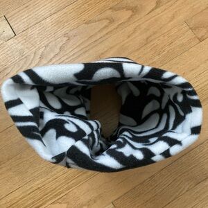 Black and white scarf (neck warmer)